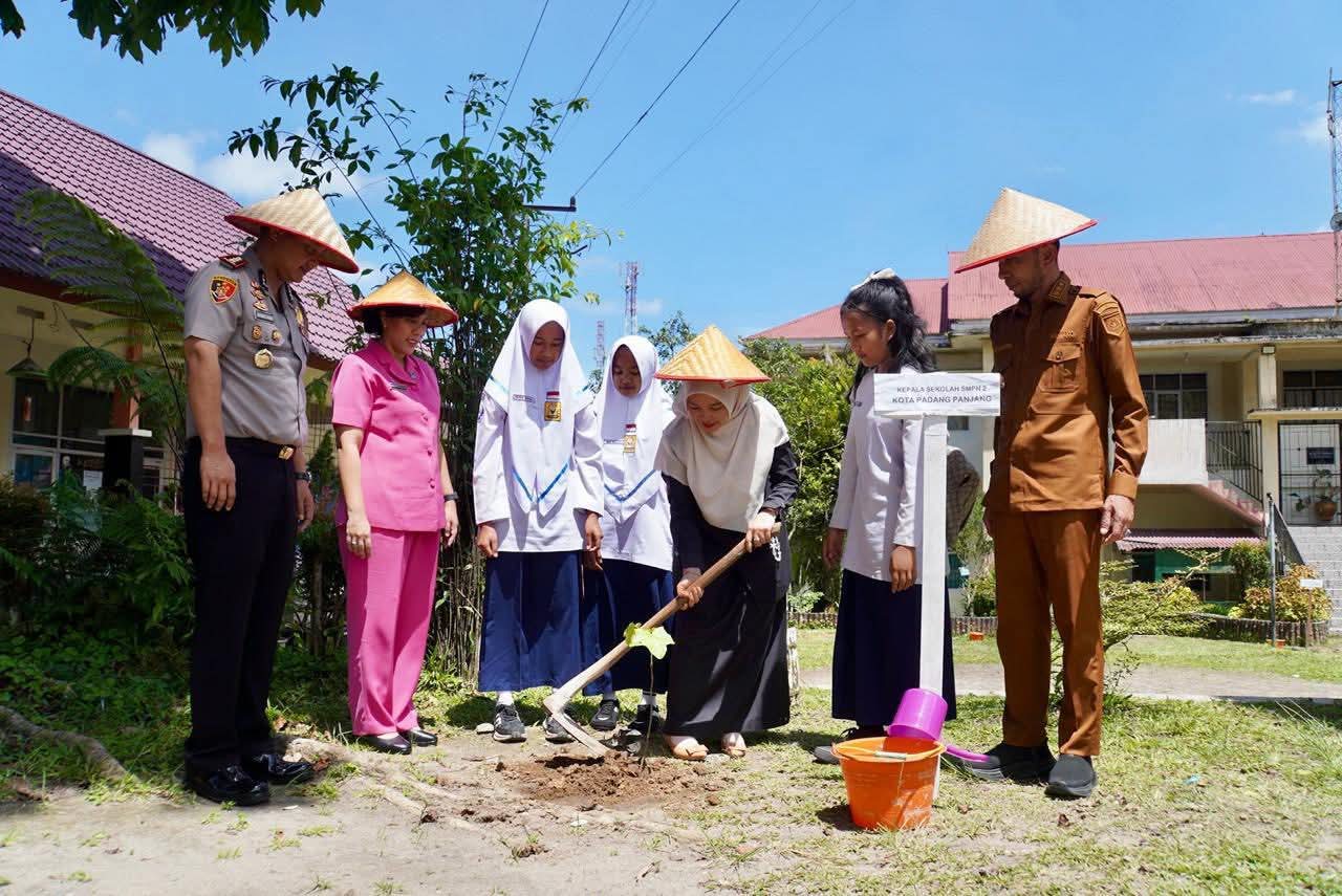Suasana penanaman   pohon di halaman SMP N.2 Padang Panjang.
